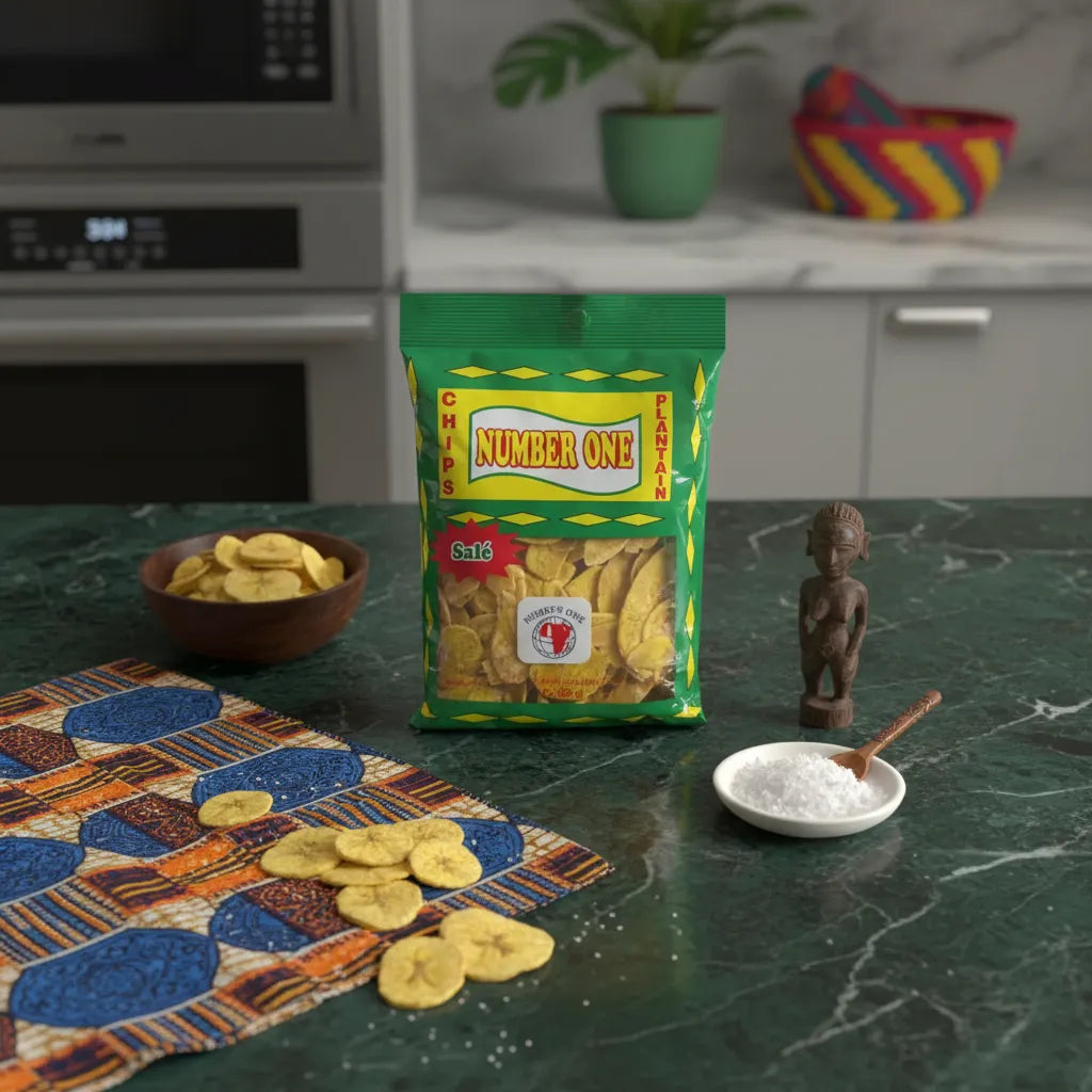 Chips de plantain salées N°1 posées sur une table de cuisine avec bol, sel et déco africaine, snack croquant pour apéritif ou pause gourmande.